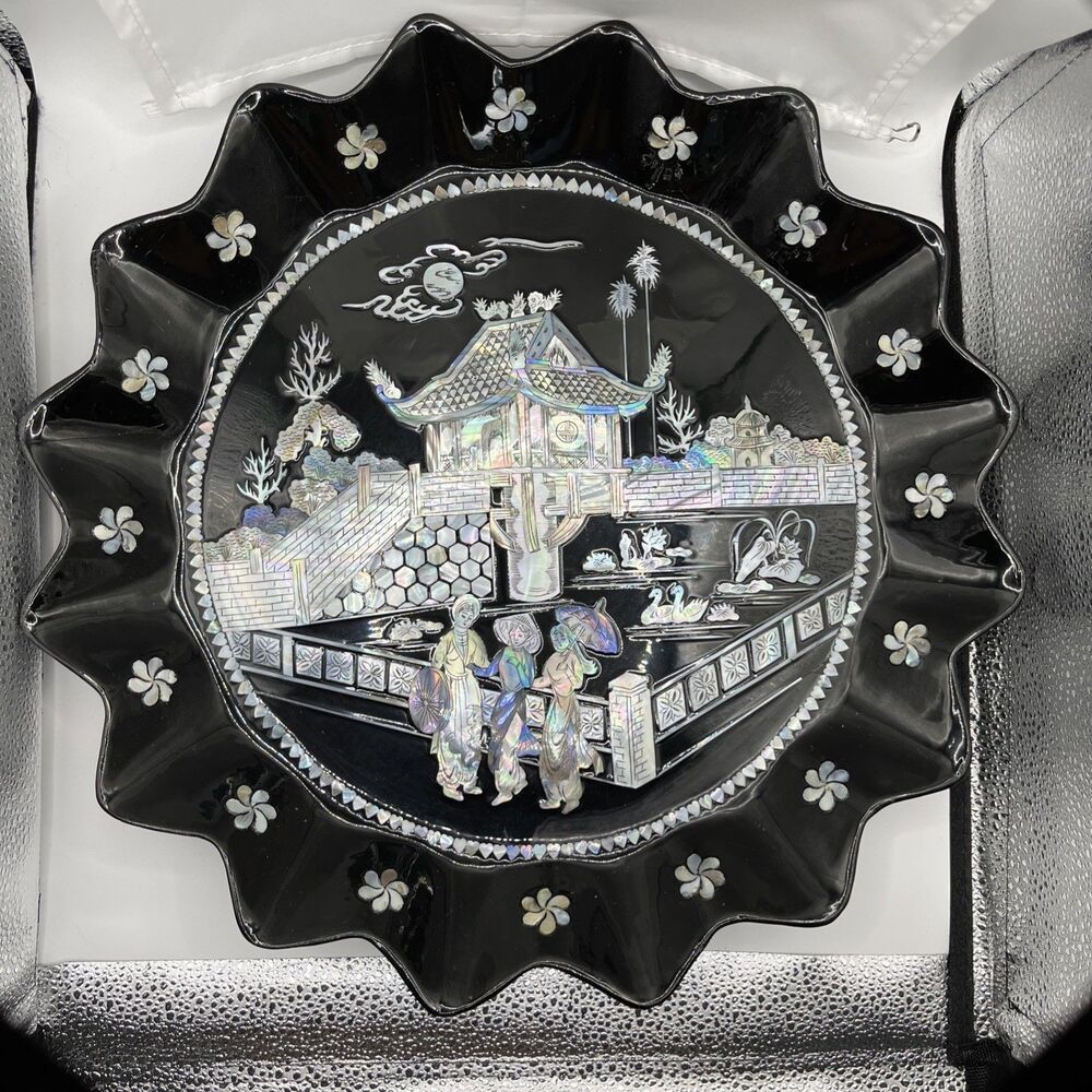 VNTG Rare Black Lacquer with Mother of Pearl Inlay Wall Plaque 16 inches